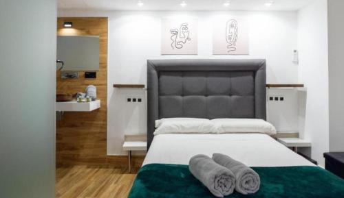 马拉加Ilustre Rooms by Beehive Vacances的一间卧室配有一张大床和毛巾