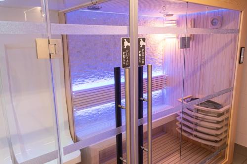 里斯本MASA Hotel & Spa Campo Grande Collection的浴室里设有玻璃门淋浴