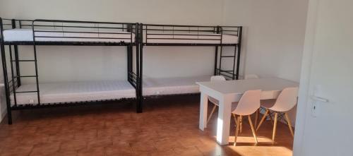 JanuszowiceNoclegi u Ewusi的客房设有两张双层床和一张桌子。