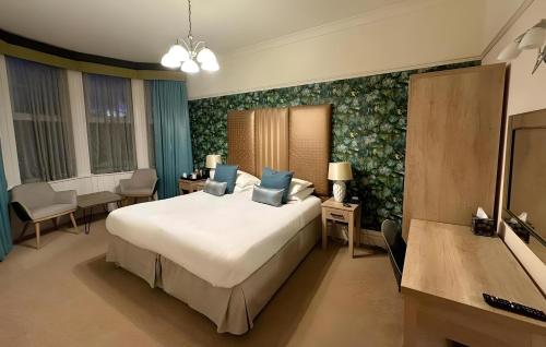克里基厄斯卡尔兰旅馆的一间卧室配有一张带蓝色枕头的大床