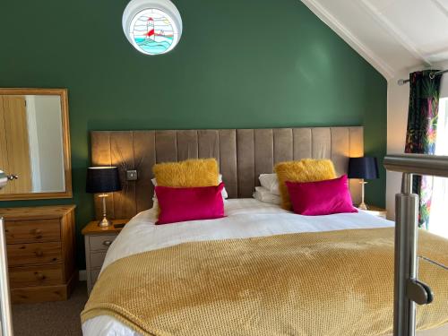 斯旺西Willow Mews的卧室配有一张带粉红色枕头的大床