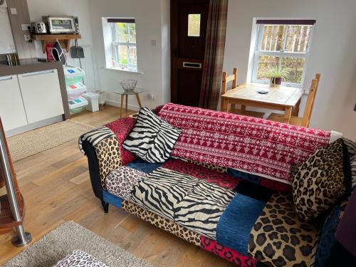 斯旺西Willow Mews的客厅配有一张沙发,上面有一条毯子