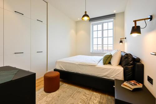 奥斯特韦克12, Luxe Designer Oase - Historisch Centrum - Uitzicht的一间小卧室,配有床和窗户