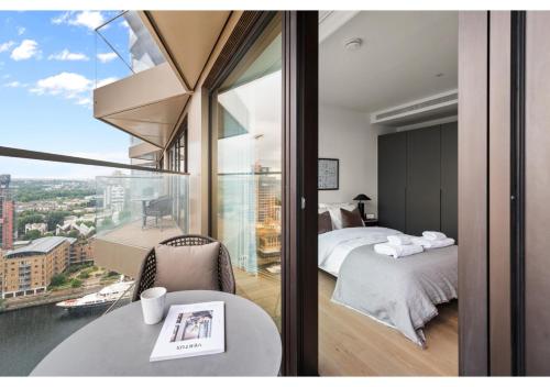 伦敦Elegant and Modern Apartments in Canary Wharf right next to Thames的市景卧室 - 带1张床