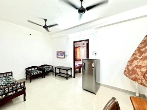 钦奈Sishya Service Apartment- 1bhk, IT Expressway, Thoraipakkam, OMR, chennai的客厅配有吊扇和桌子