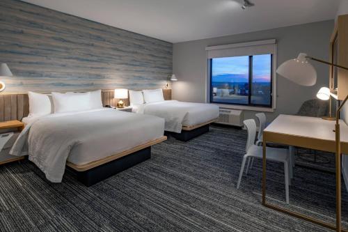 伦瑟姆TownePlace Suites By Marriott Wrentham Plainville的酒店客房配有两张床和一张书桌
