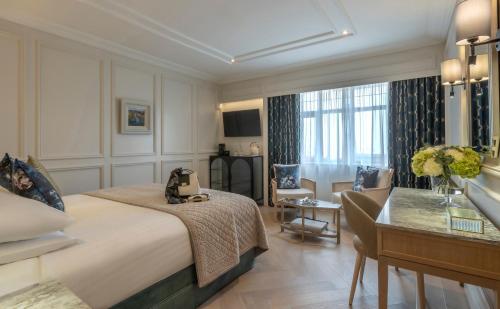 基拉尼The Brehon Hotel & Spa的配有一张床和一张书桌的酒店客房