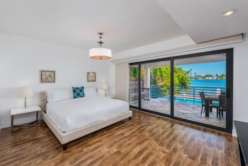 迈阿密Discover Serenity by the See Your Exclusive Miami Beach Escape!的一间卧室配有一张床,享有水景