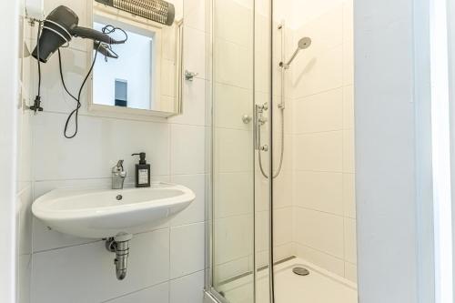 维也纳Stylish 1BR Apartment- Near Westbahnhof U3&U6的一间带水槽和淋浴的浴室