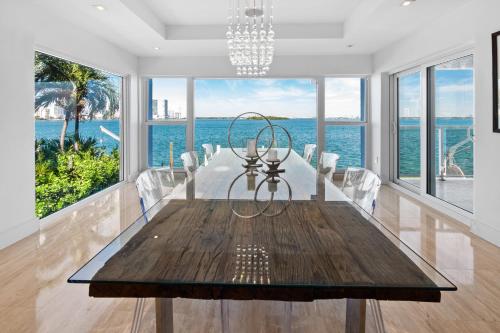 迈阿密Experience Opulence Your Exclusive Waterfront Sanctuary in Miami Beach的一间配备有桌子的海景用餐室