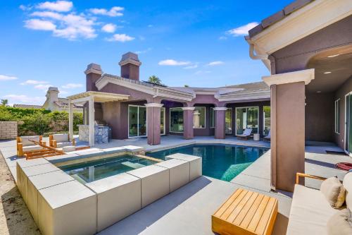 Elegant 5 Bedroom Palm Springs Haven Pool and Hot Tub内部或周边的泳池