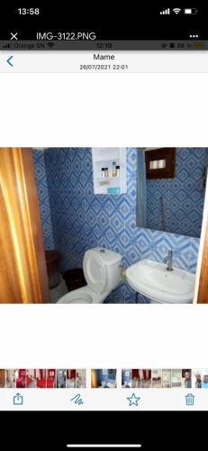 达喀尔Chez penda的浴室配有白色卫生间和盥洗盆。