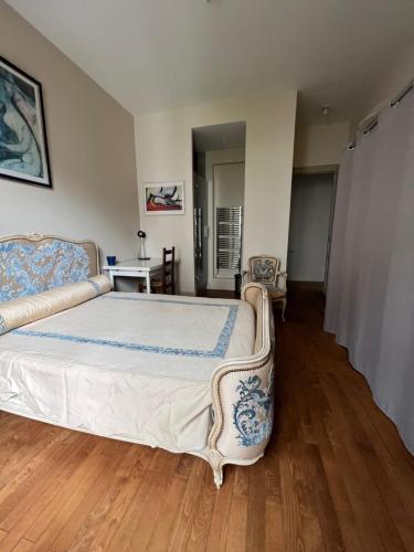 克莱蒙费朗HYPER CENTRE, logement climatisé avec PARKING SECURISE的一间卧室设有一张大床,铺有木地板