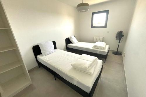 GrabelsMaison La Casa Bianca Grabels Proche Montpellier的小型客房 - 带2张床和窗户