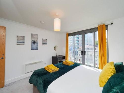 伯明翰Emerald Suite-Sleep 6-Long Stays - FREE PARKING的一间卧室设有一张床和一个大窗户