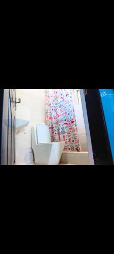 弗里敦CIDMAT VILLA的一间位于客房内的白色卫生间的浴室