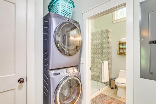 埃迪斯托艾兰Peaceful Edisto Island Home, 1 Mi to State Park!的浴室内配有洗衣机、洗衣机和烘干机。