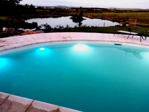 Pan de AzúcarCasas del lago的享有湖景的游泳池