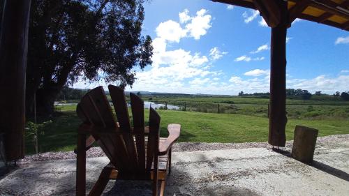Pan de AzúcarCasas del lago的坐在门廊上的椅子,享有田野的景色