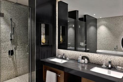利雅德Marriott Riyadh Diplomatic Quarter的一间带两个盥洗盆和淋浴的浴室