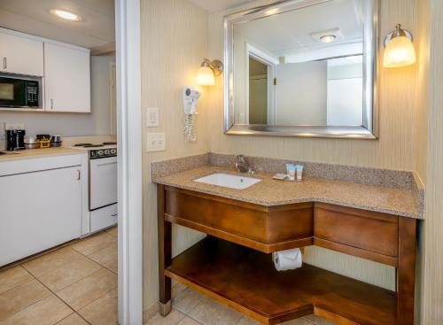 杜威海滩The Bay Resort的一间带水槽和镜子的浴室