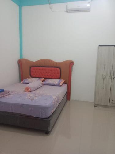 Dukupenginapan alleo的卧室配有一张床