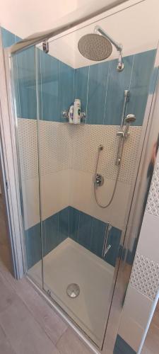 Il RomitoRelax2的浴室里设有玻璃门淋浴