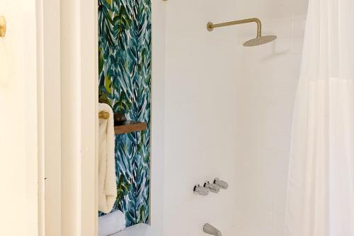 科纳Kona Bali Kai #161的浴室配有淋浴帘和盥洗盆。