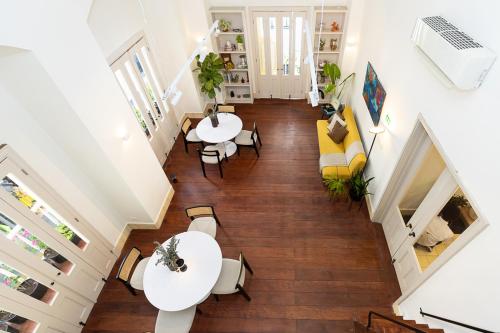巴拿马城Casa Acomodo Casco Viejo 4bdr Historic Mansion的享有带桌椅的客厅的顶部景色。