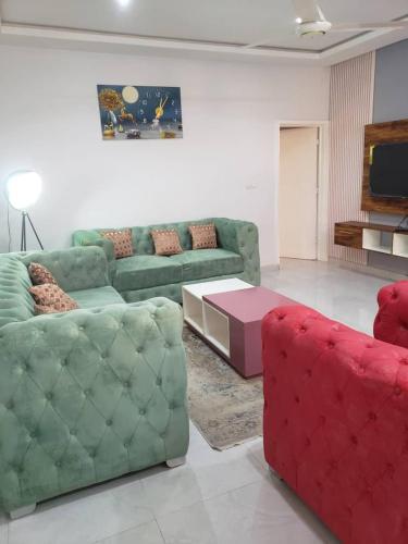 瓦加杜古Villa ECOGIB的带沙发和咖啡桌的客厅