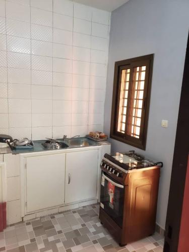 瓦加杜古Villa ECOGIB的厨房配有水槽和炉灶