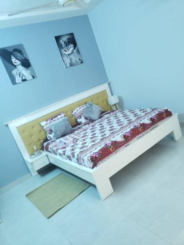 瓦加杜古Villa ECOGIB的蓝色灯间的一张床位
