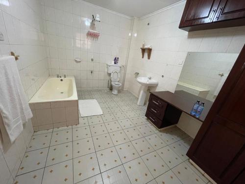 基苏木Lefad Apartment-3Bedrooms own compound的带浴缸、卫生间和盥洗盆的浴室