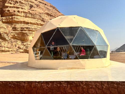 瓦迪拉姆Wadi Rum Relaxation Camp的一群人,在沙漠的圆顶上