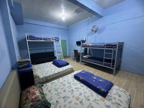 昆达桑Kupi-Kupi & Stay的客房设有两张双层床和一张沙发。
