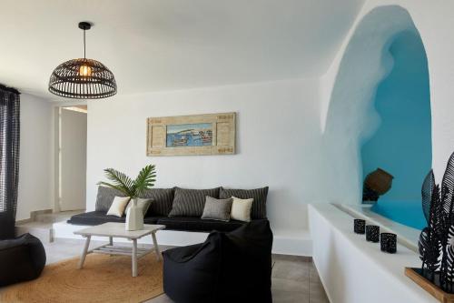 梅加洛克里Impressive Santorini Villa | 2 Bedrooms | Villa Inuyasha | Breathtaking Aegean Sea Views | Indoor Private Cave Pool and Indoor Jet Tub | Mechalohori的客厅配有沙发和桌子