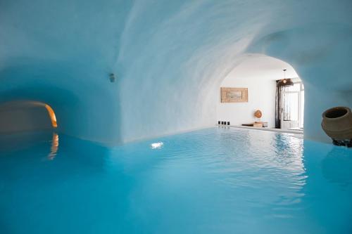 梅加洛克里Impressive Santorini Villa | 2 Bedrooms | Villa Inuyasha | Breathtaking Aegean Sea Views | Indoor Private Cave Pool and Indoor Jet Tub | Mechalohori的蓝色水的白色客房中的游泳池