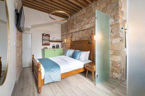 阿卡Villa Sera的一间卧室设有一张床和石墙