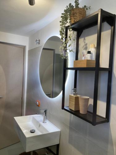 卡塔尼亚Lavica Di Mezzo Apartments的一间带水槽和镜子的浴室