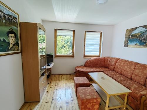 维舍格勒Dodir prirode的客厅配有沙发和桌子