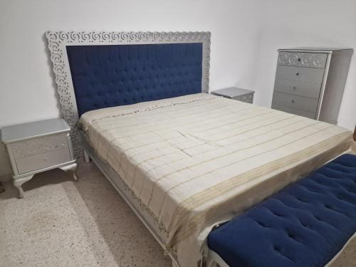 突尼斯Dar Salem III的一间卧室配有一张大床和蓝色床头板