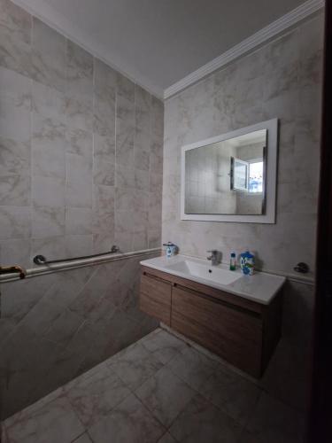 突尼斯Dar Salem III的一间带水槽和镜子的浴室