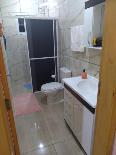 马沙蒂纽Pousada 4 estações的浴室配有卫生间、盥洗盆和淋浴。