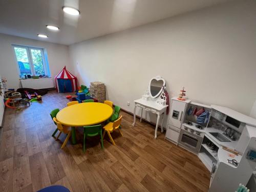 多克西Penzion Star Doksy的一间带桌椅的房间和一间游乐厨房