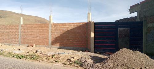 科恰班巴Casa de campo vidal的街上正在修建砖墙
