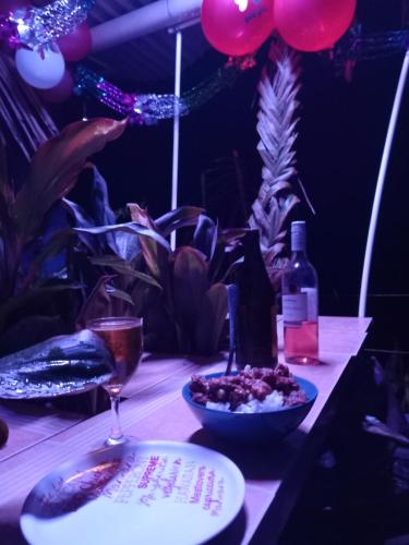 克罗托格Amour Sea Side的一张桌子,上面放着一盘食物和一瓶葡萄酒
