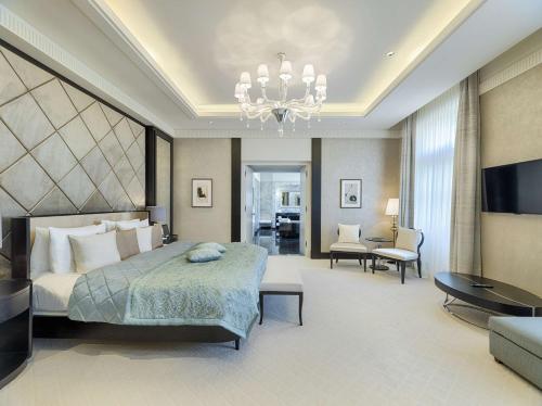 维也纳Anantara Palais Hansen Vienna的一间卧室设有一张床和一间客厅。