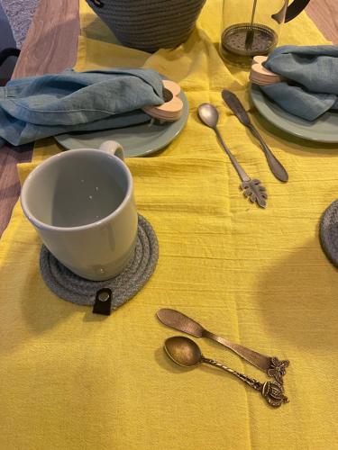图努扬El trébol的黄桌布上带杯和勺子的桌子