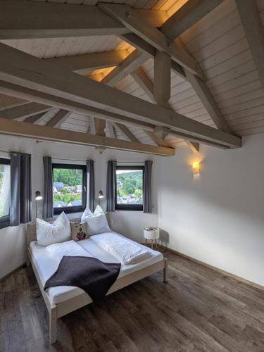马林贝格Ferienwohnung Mühl - einfach wohlfühlen的卧室设有白色大床和窗户。