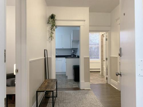穆斯乔Gorgeous 1-bedroom Condo Location WiFi的一间厨房,内设白色橱柜和一张桌子